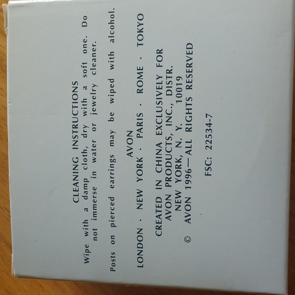 Avon heartfelt sentiments gift box with pierced earrings. 3 nesting heart boxes - Picture 7 of 7